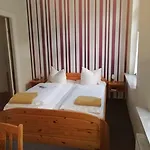 Zur Linde 3*
