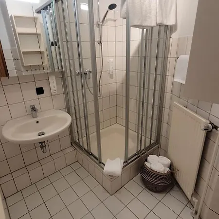 Zur Linde 3*